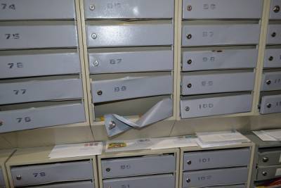 Пьяный студент разгромил почтовые ящики в подъезде сыктывкарского дома