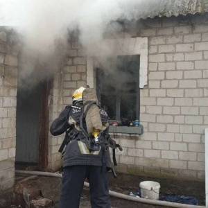В Запорожье мужчина едва не сгорел в заброшенном доме. Фото