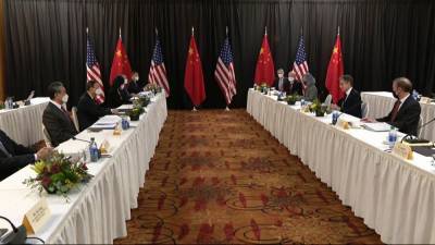 Больше часа обменивались обвинениями — как прошла встреча представителей США и Китая