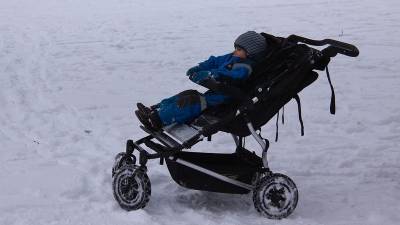 В Уфе глыба льда упала на коляску с ребёнком