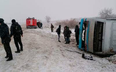 Восемь человек пострадали при опрокидывании автобуса в Астраханской области