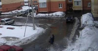 Мать мгновенно среагировала и спасла сына от снежной глыбы в Ярославле