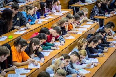 В РФ вдвое сократилось число школьников, желающих поступить в вузы – опрос