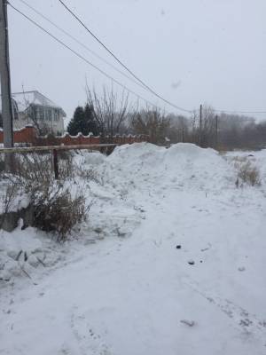 Глава района в Челябинске получил представление за кучи снега в поселке АМЗ