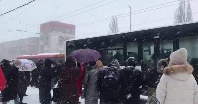 В Калининграде пассажиры толкали автобус, который в снег не смог заехать на эстакадный мост (видео)