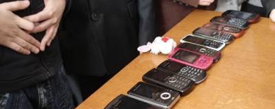 Ученикам псковской школы предложили сдавать телефоны перед уроком