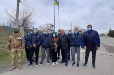 Моряки, спасенные с затонувшего судна в Румынии, вернулись в Украину ФОТО