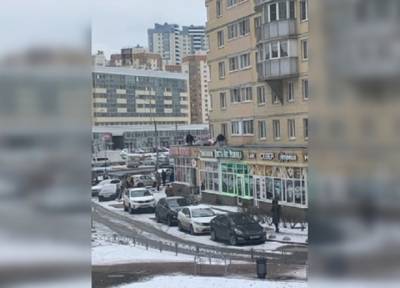 Бабушка вышла на минуту: 5-летняя девочка в Петербурге упала из окна 13 этажа и погибла