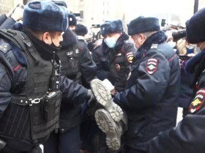 Жильцы общежитий пришли за ответом на обещания Матвиенко: их защитников задержали