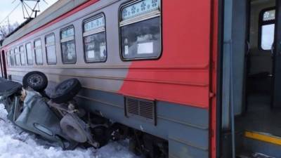 Электропоезд раздавил УАЗ в Кузбассе – водитель погиб