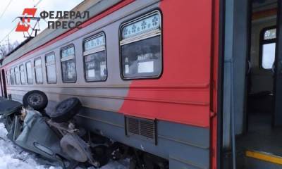 В Кузбассе электричка смяла внедорожник