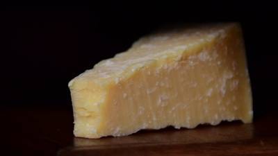 Блогер показал нетрадиционный способ нарезки сыра и прославился