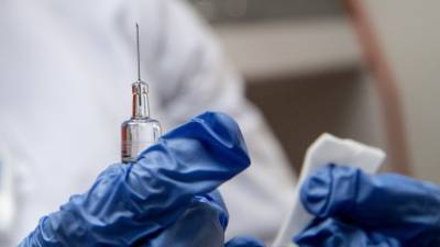 «Приоритет отдается уязвимым группам»: нужно ли делать прививку переболевшим коронавирусом?