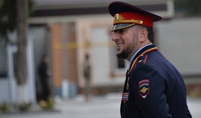 Путин уволил замглавы МВД Чечни, давшего «подзатыльник» портрету Кадырова