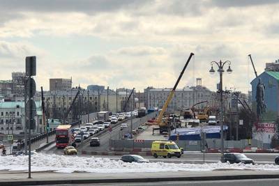Новое дорожное полотно начали обустраивать на Большом Каменном мосту в Москве