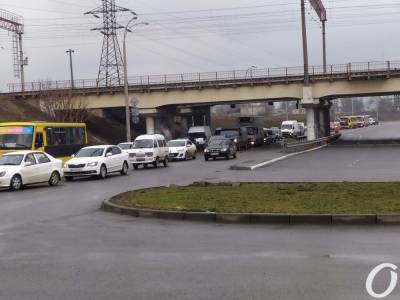 Из-за закрытия Ивановского моста одесские улицы застыли в огромных пробках (фото, видео)