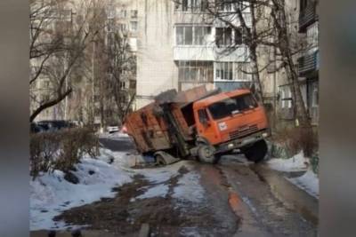 На улице Яхонтова в Рязани мусоровоз провалился колесом в яму