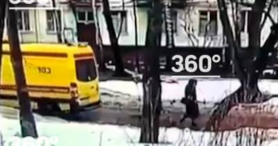 Машина скорой наехала на женщину в Москве и попала на видео
