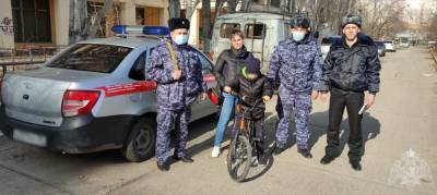 В Астрахани росгвардейцы вернули матери пропавшего сына