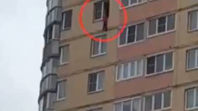 В Смоленске мальчик, выпавший из окна, умер в больнице