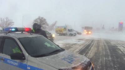 Двух госавтоинспекторов наградят за спасение людей на трассе в условиях снежной бури в Оренбургской области