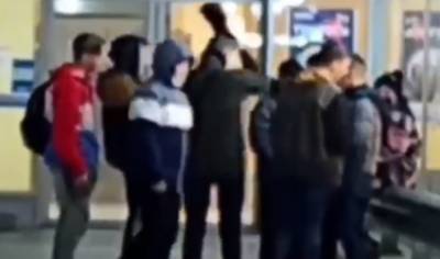 В Киеве толпа подростков набросилась на 12-летнего мальчика, видео: вмешались взрослые