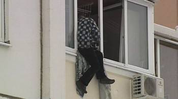 Полицейские успели схватить свесившегося с балкона вологжанина