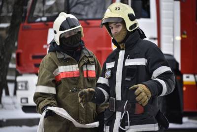 Два гаража загорелись в Москве на площади 50 квадратных метров