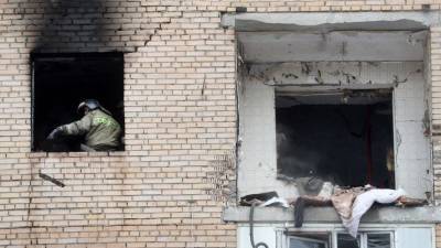 «Лежит на плите и кричит»: Очевидец о спасении людей после взрыва в доме в Химках
