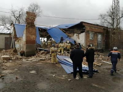 В Сальске обрушилось здание, под завалами могут быть два человека