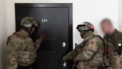 Изъяты инструкции по изготовлению СВУ и холодное оружие: ФСБ задержала членов украинской неонацистской радикальной групп