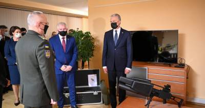 Науседа подарил Украине "ловца дронов" (ФОТО)