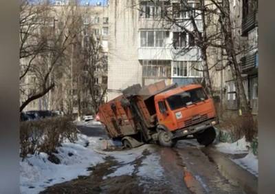 В Рязани грузовик провалился в яму - ya62.ru - Рязань