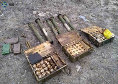 На Донбассе найдены тайники боевиков со снарядами к РСЗО "Смерч"
