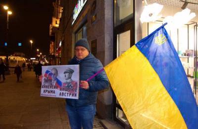 В Питере либералы вышли на пикет в поддержку украинских...