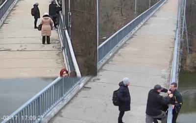 В Житомире прохожие спасли на мосту мужчину