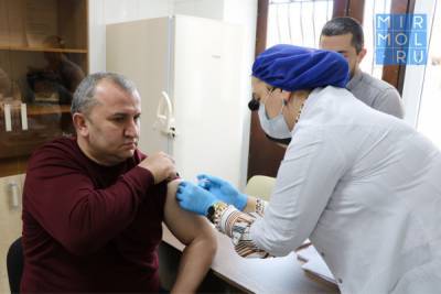 Глава Казбековского района Гаджимурад Мусаев прошел второй этап иммунизации