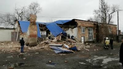 Спасатели ищут людей под завалами здания в Ростовской области.