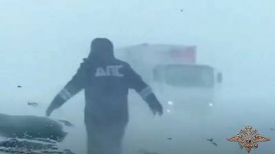 Спасших людей в снежную бурю под Оренбургом госавтоинспекторов наградят