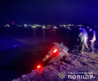 В Одесской области "Мерседес" упал в реку: есть погибший (видео)