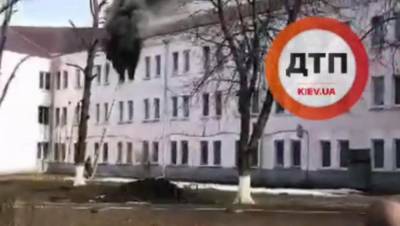 В общежитии Киева произошел пожар, спасатели не могут подъехать из-за ярмарки: видео