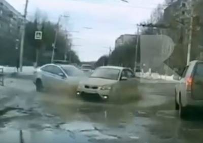 В Рязани засняли, как автомобиль ДПС протаранил легковушку