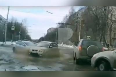 Видео: на перекрестке в Рязани служебная машина ДПС столкнулась с иномаркой