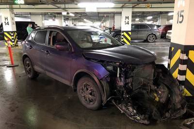 Сотрудник автомойки угнал машину в паркинге столичного ТЦ и врезался в кроссовер