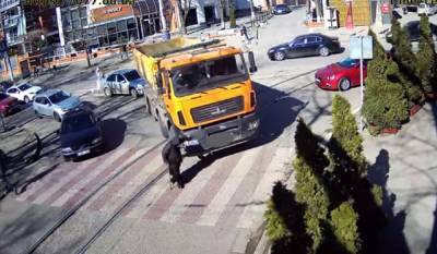 В центре Одессы грузовик сбил старушку с палочкой прямо на "зебре": момент удара попал на видео - odessa.politeka.net - Одесса