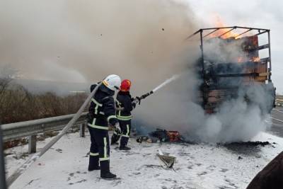 На Хмельнитчине не разминулись грузовик и легковушка: вспыхнул пожар
