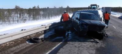 Два автомобиля жестко столкнулись на трассе в Карелии (ФОТО)