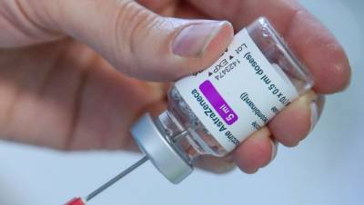 Премьер-министр Франции в прямом эфире привился вакциной AstraZeneca