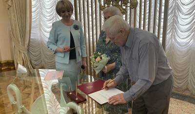 91-летняя невеста и 70-летний жених поженились в Тюменском ЗАГСе