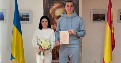 В спортивном костюме и неформальной обстановке: футболист сборной Украины женился на своей подруге